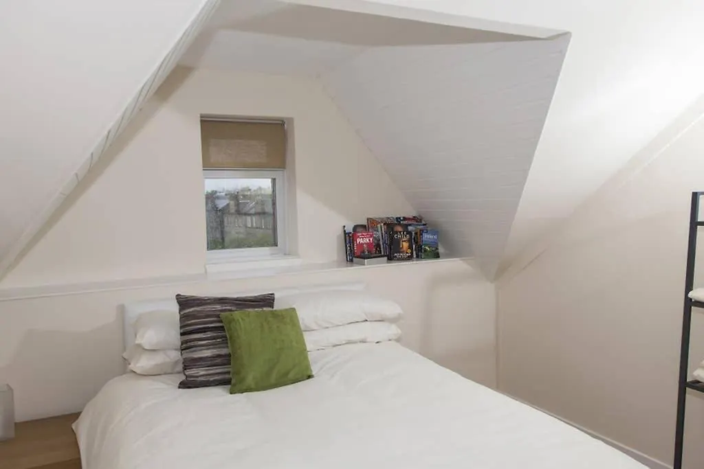 2 Bedroom Apartment With Park View Edinburgh